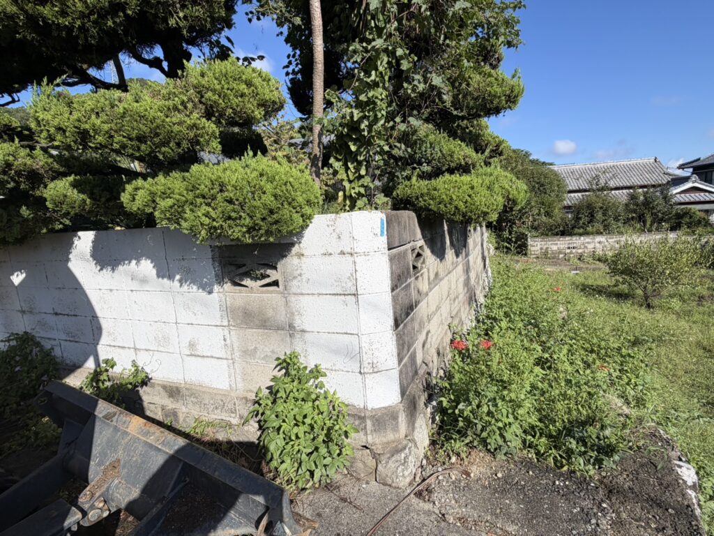 【丸亀市Ｓ様邸】庭リフォーム工事着工⛑｜古くなり崩れてきそうな塗り壁・ブロック塀・ブロック門壁を撤去します (株)カインズガーデン