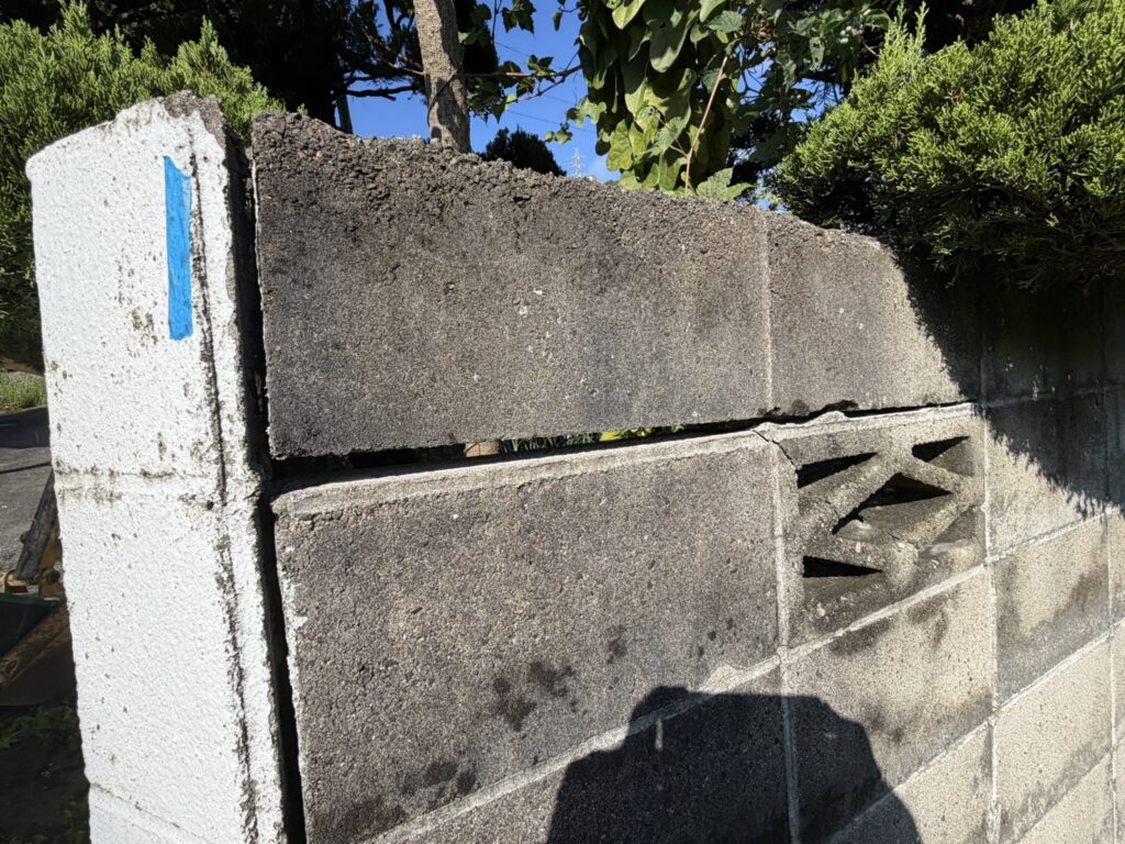 【丸亀市Ｓ様邸】庭リフォーム工事着工⛑｜古くなり崩れてきそうな塗り壁・ブロック塀・ブロック門壁を撤去します (株)カインズガーデン
