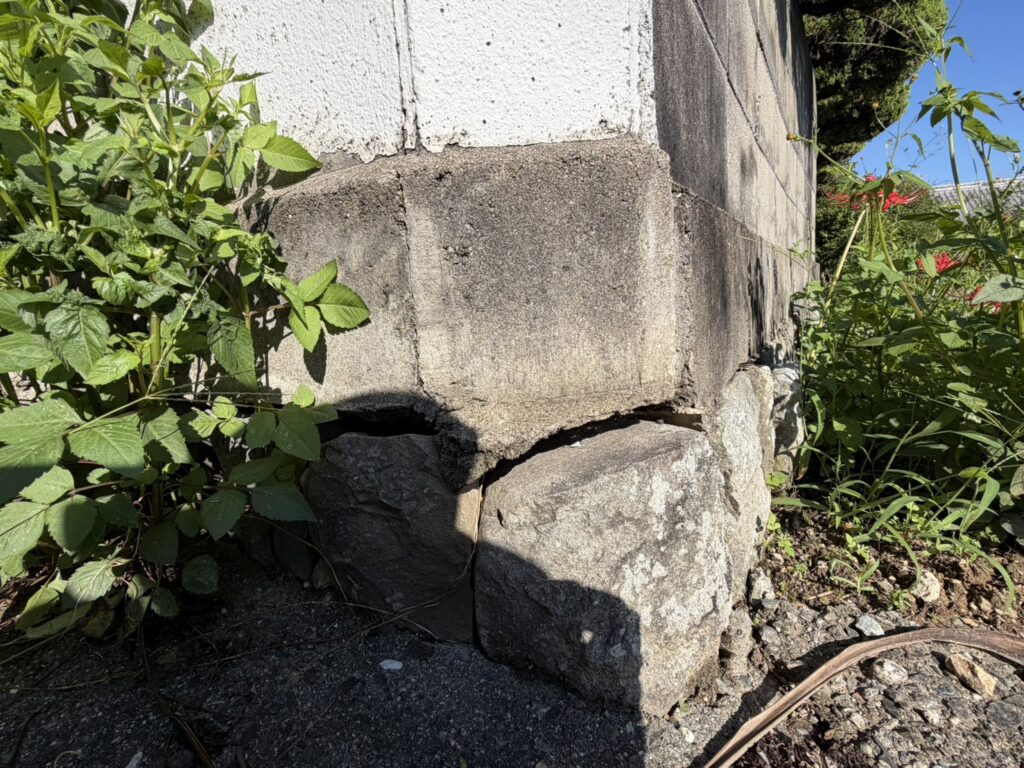 【丸亀市Ｓ様邸】庭リフォーム工事着工⛑｜古くなり崩れてきそうな塗り壁・ブロック塀・ブロック門壁を撤去します (株)カインズガーデン