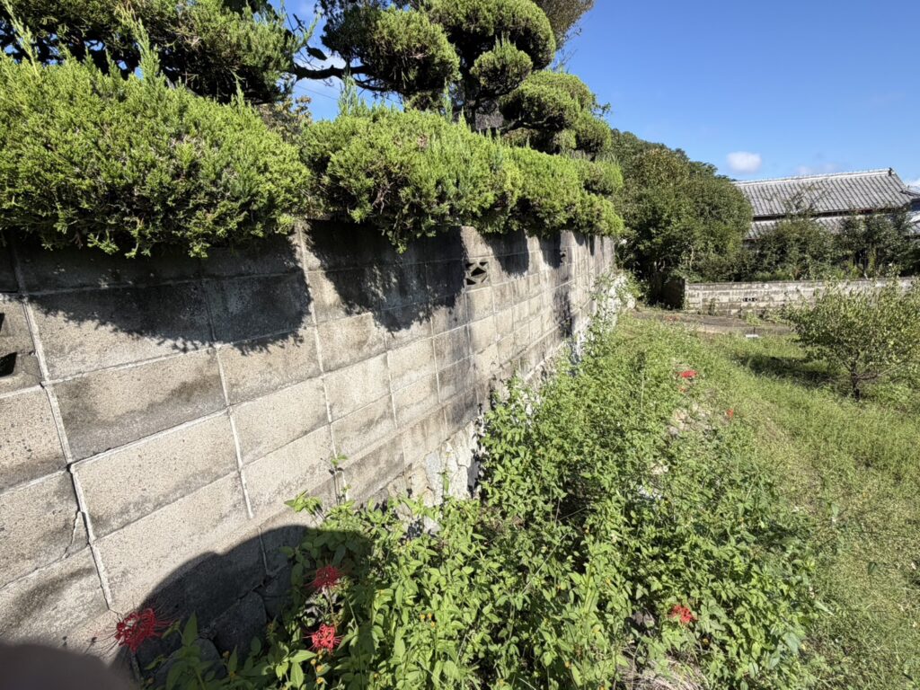 【丸亀市Ｓ様邸】庭リフォーム工事着工⛑｜古くなり崩れてきそうな塗り壁・ブロック塀・ブロック門壁を撤去します (株)カインズガーデン