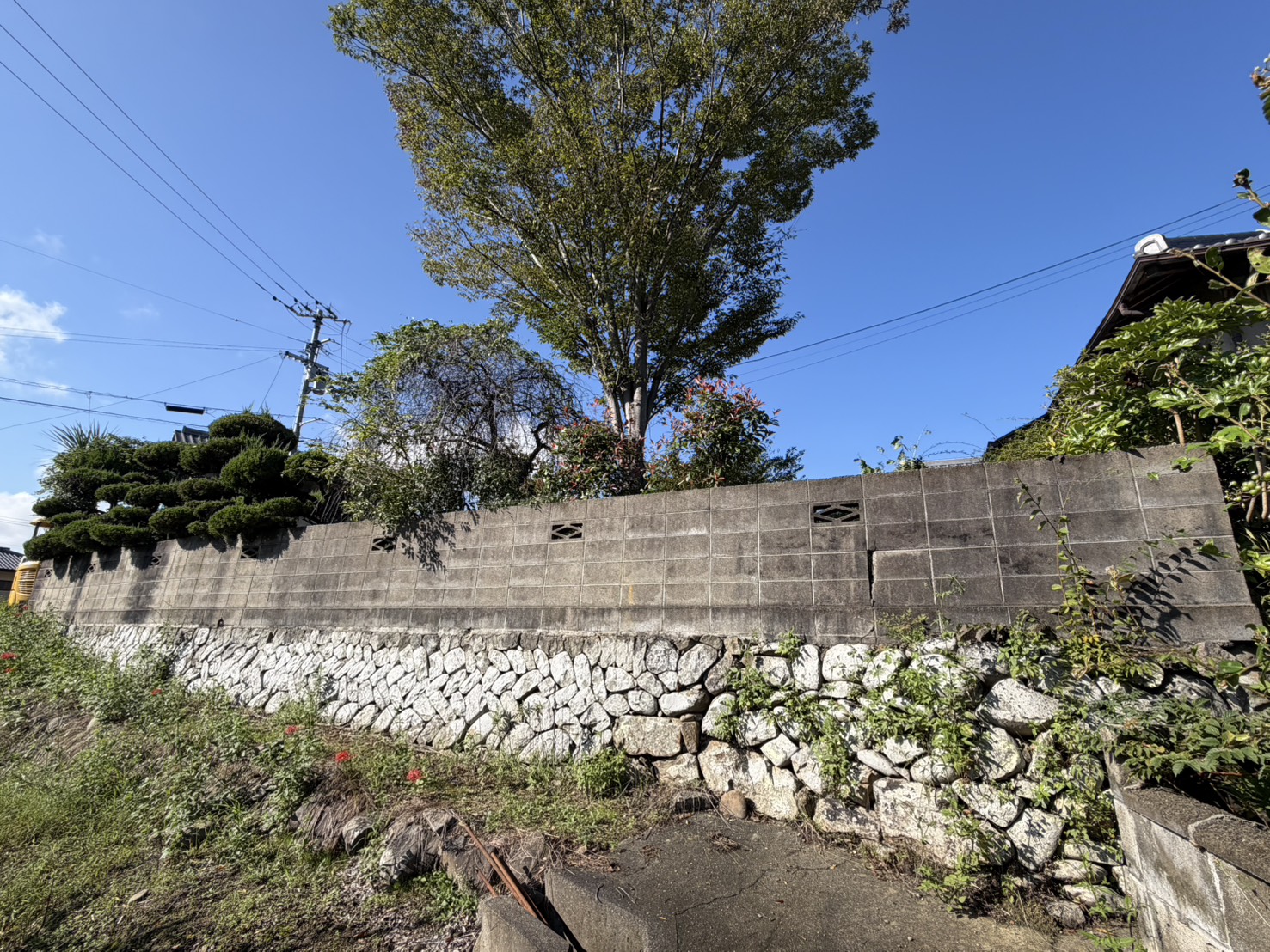 【丸亀市Ｓ様邸】庭リフォーム工事着工⛑｜古くなり崩れてきそうな塗り壁・ブロック塀・ブロック門壁を撤去します (株)カインズガーデン