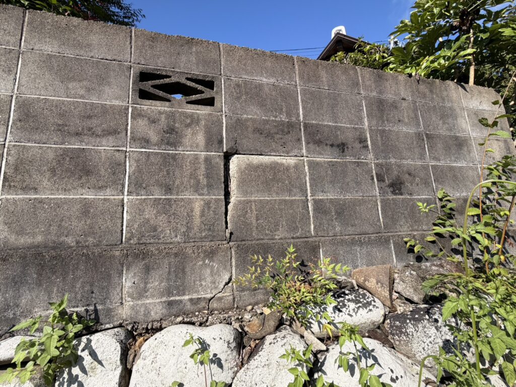 【丸亀市Ｓ様邸】庭リフォーム工事着工⛑｜古くなり崩れてきそうな塗り壁・ブロック塀・ブロック門壁を撤去します (株)カインズガーデン