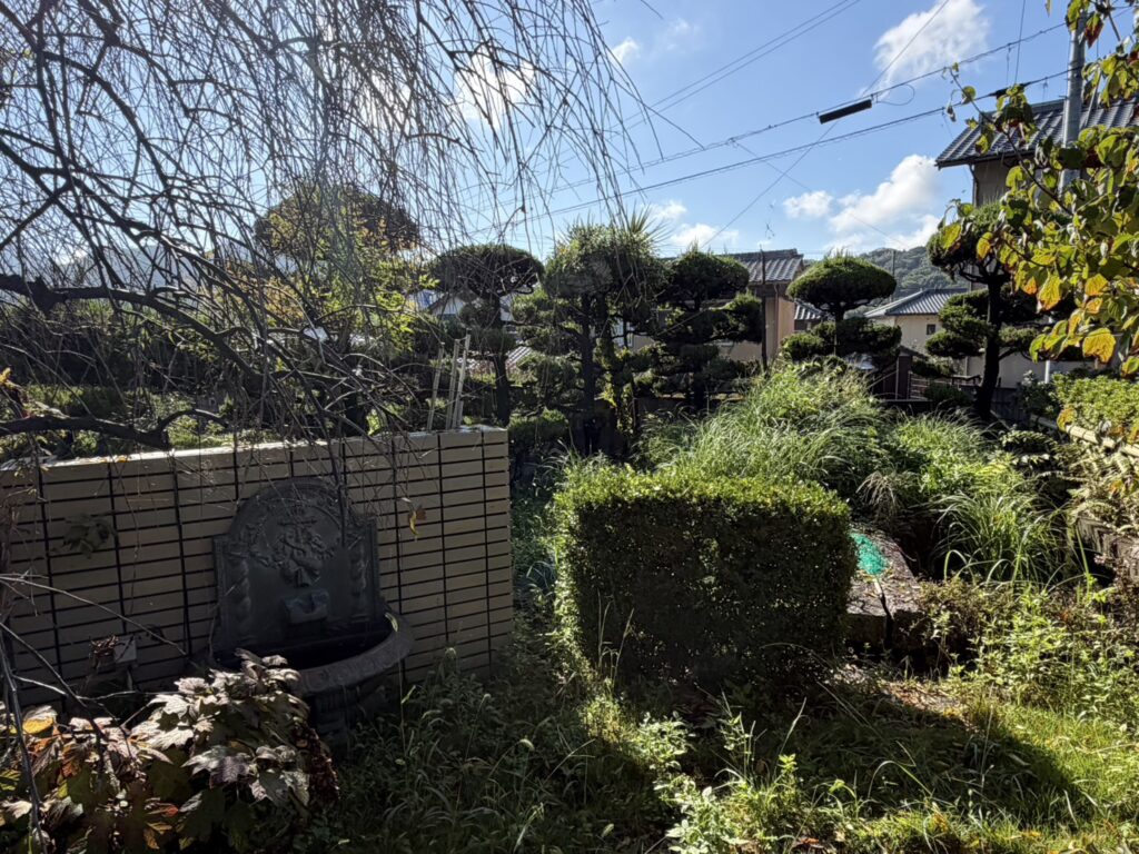 【丸亀市Ｓ様邸】庭リフォーム工事着工⛑｜古くなり崩れてきそうな塗り壁・ブロック塀・ブロック門壁を撤去します (株)カインズガーデン