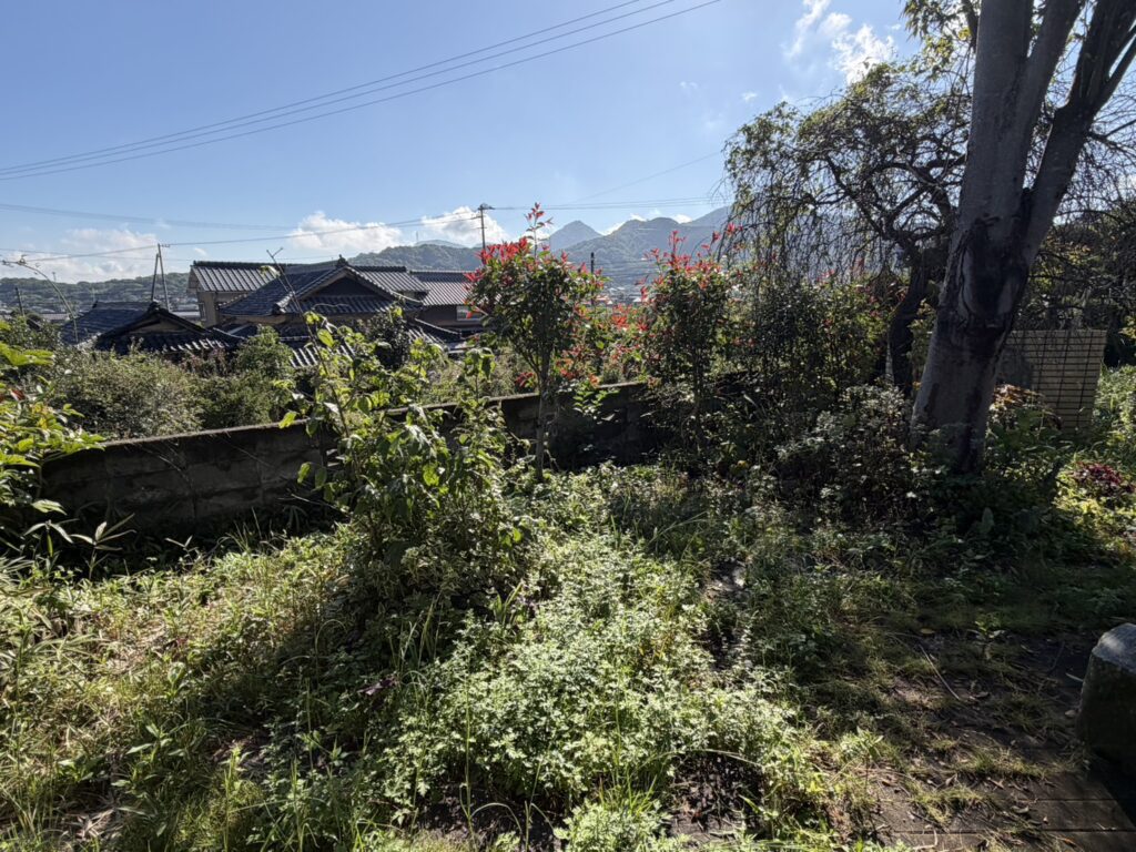 【丸亀市Ｓ様邸】庭リフォーム工事着工⛑｜古くなり崩れてきそうな塗り壁・ブロック塀・ブロック門壁を撤去します (株)カインズガーデン