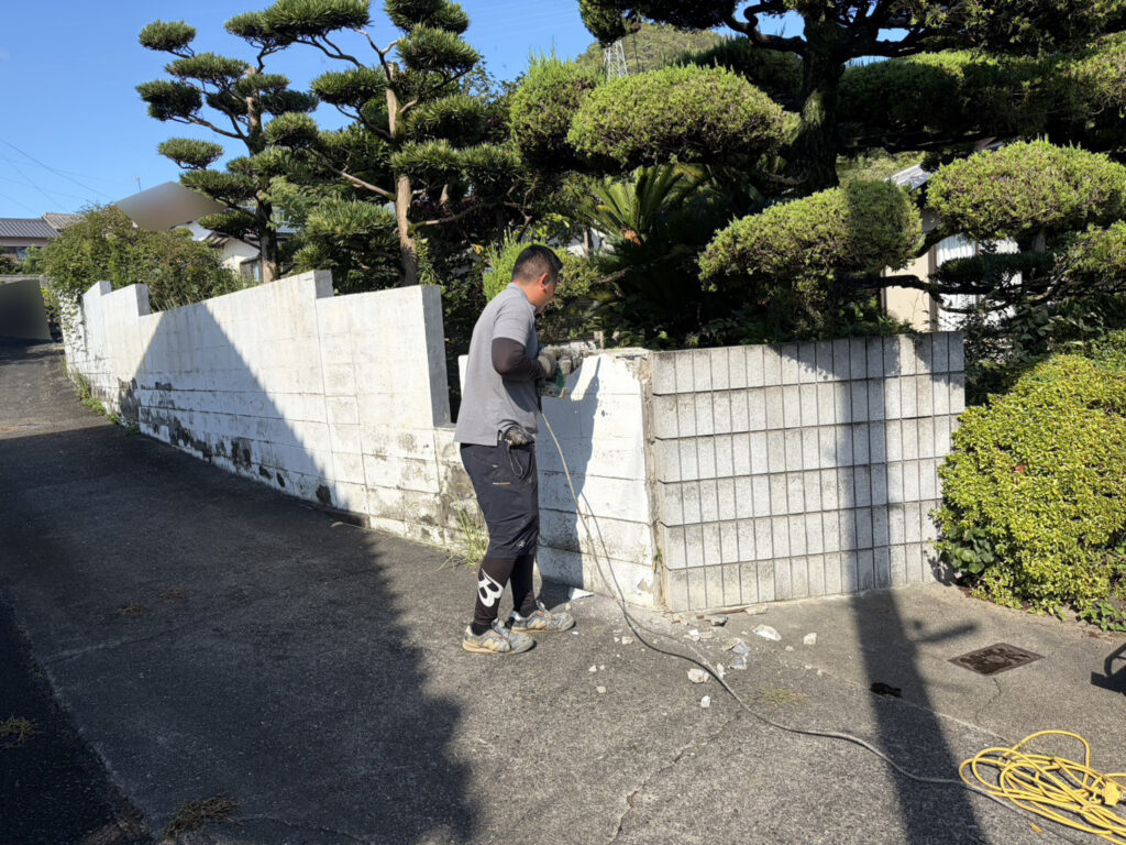 【丸亀市Ｓ様邸】庭リフォーム工事着工⛑｜古くなり崩れてきそうな塗り壁・ブロック塀・ブロック門壁を撤去します (株)カインズガーデン