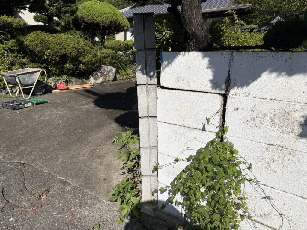 【丸亀市Ｓ様邸】庭リフォーム工事着工⛑｜古くなり崩れてきそうな塗り壁・ブロック塀・ブロック門壁を撤去します (株)カインズガーデン