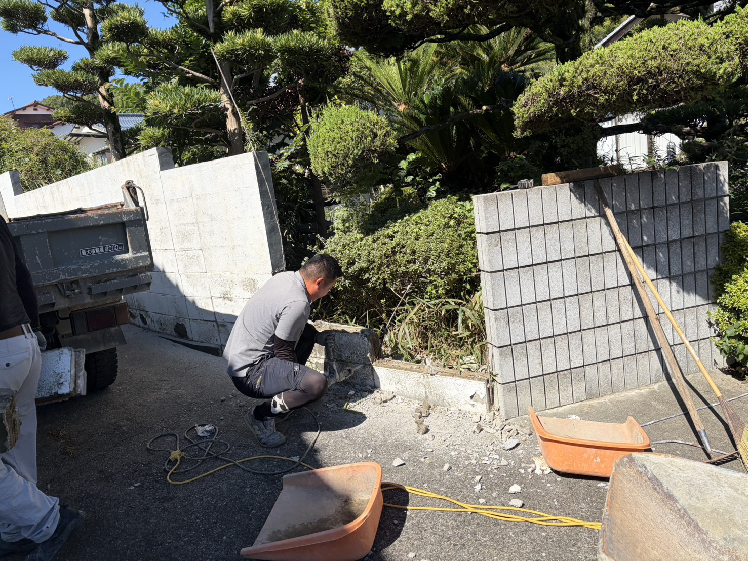 【丸亀市Ｓ様邸】庭リフォーム工事着工⛑｜古くなり崩れてきそうな塗り壁・ブロック塀・ブロック門壁を撤去します (株)カインズガーデン