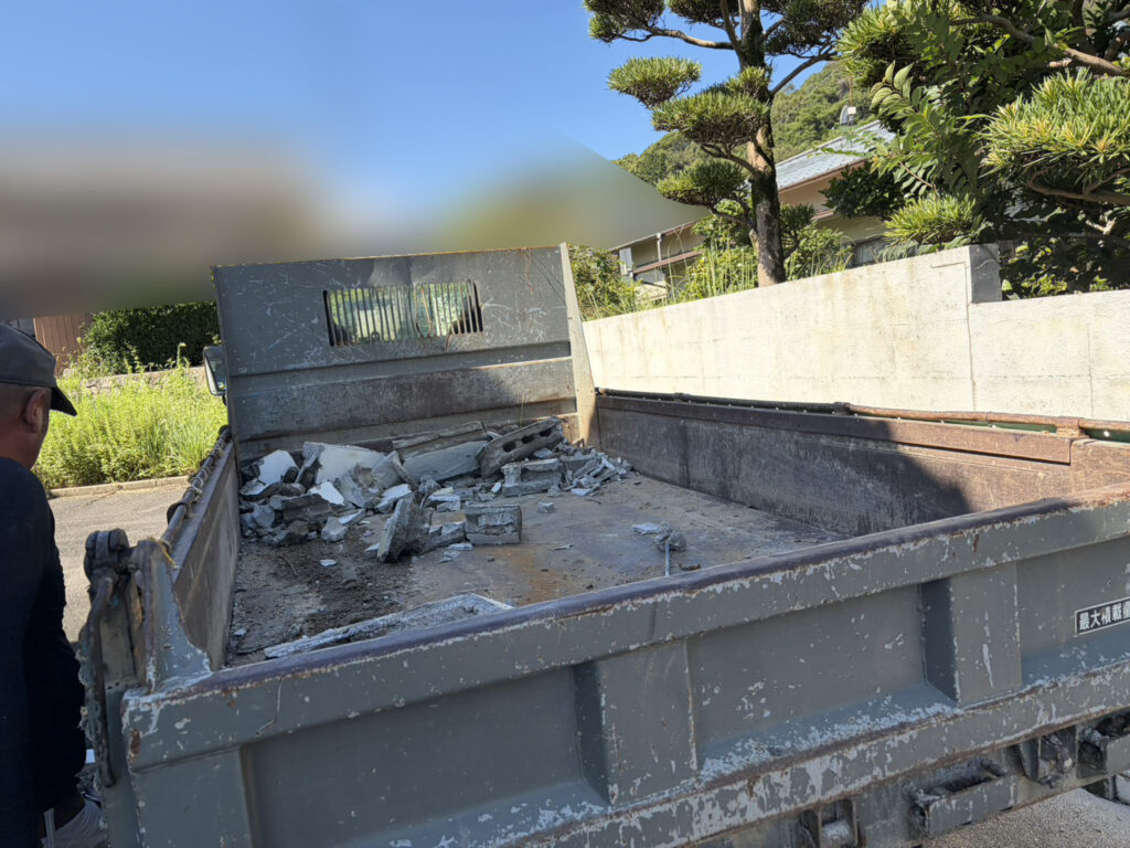 【丸亀市Ｓ様邸】庭リフォーム工事着工⛑｜古くなり崩れてきそうな塗り壁・ブロック塀・ブロック門壁を撤去します (株)カインズガーデン