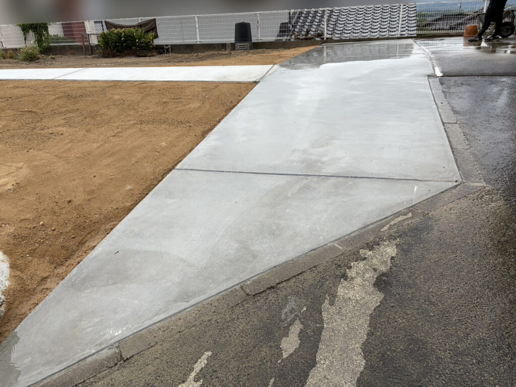 【綾川町Ｓ様邸】庭リフォーム工事㊗完工｜なだらかな入口・広々駐車場・行き来しやすいコンクリート道・境界ブロック完成 (株)カインズガーデン