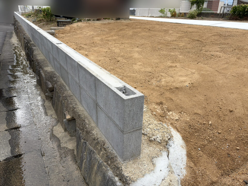 【綾川町Ｓ様邸】庭リフォーム工事㊗完工｜なだらかな入口・広々駐車場・行き来しやすいコンクリート道・境界ブロック完成 (株)カインズガーデン