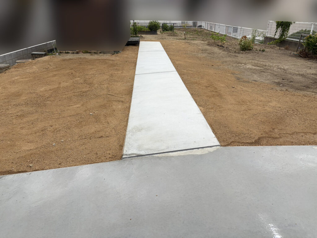 【綾川町Ｓ様邸】庭リフォーム工事㊗完工｜なだらかな入口・広々駐車場・行き来しやすいコンクリート道・境界ブロック完成 (株)カインズガーデン