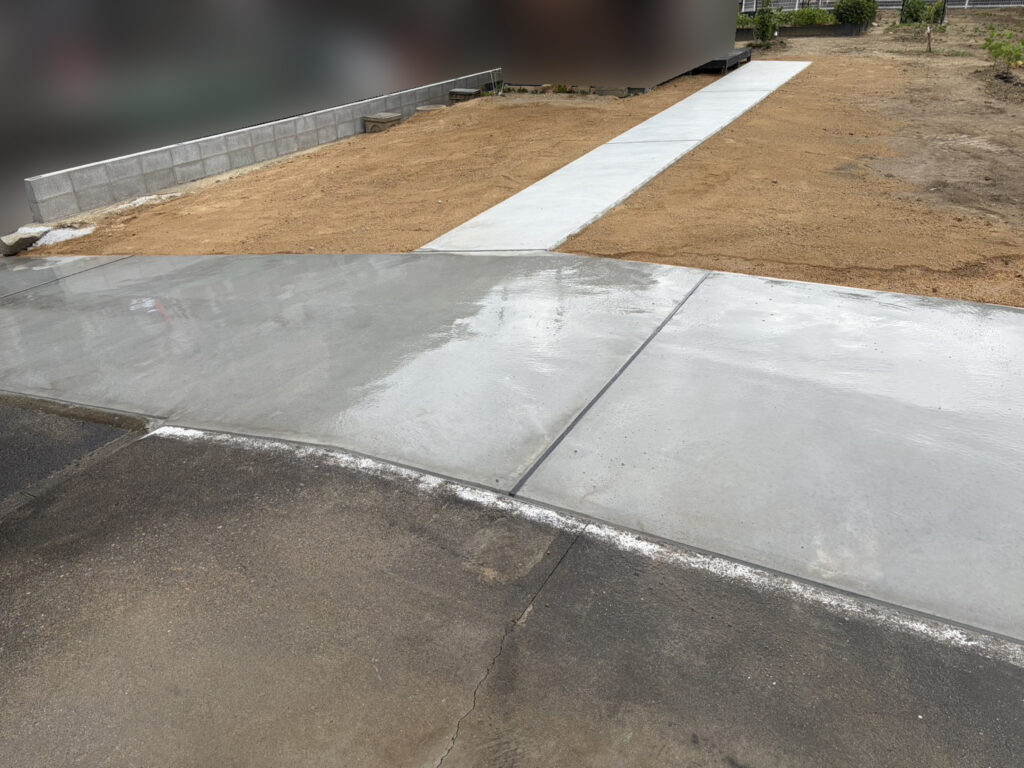 【綾川町Ｓ様邸】庭リフォーム工事㊗完工｜なだらかな入口・広々駐車場・行き来しやすいコンクリート道・境界ブロック完成 (株)カインズガーデン