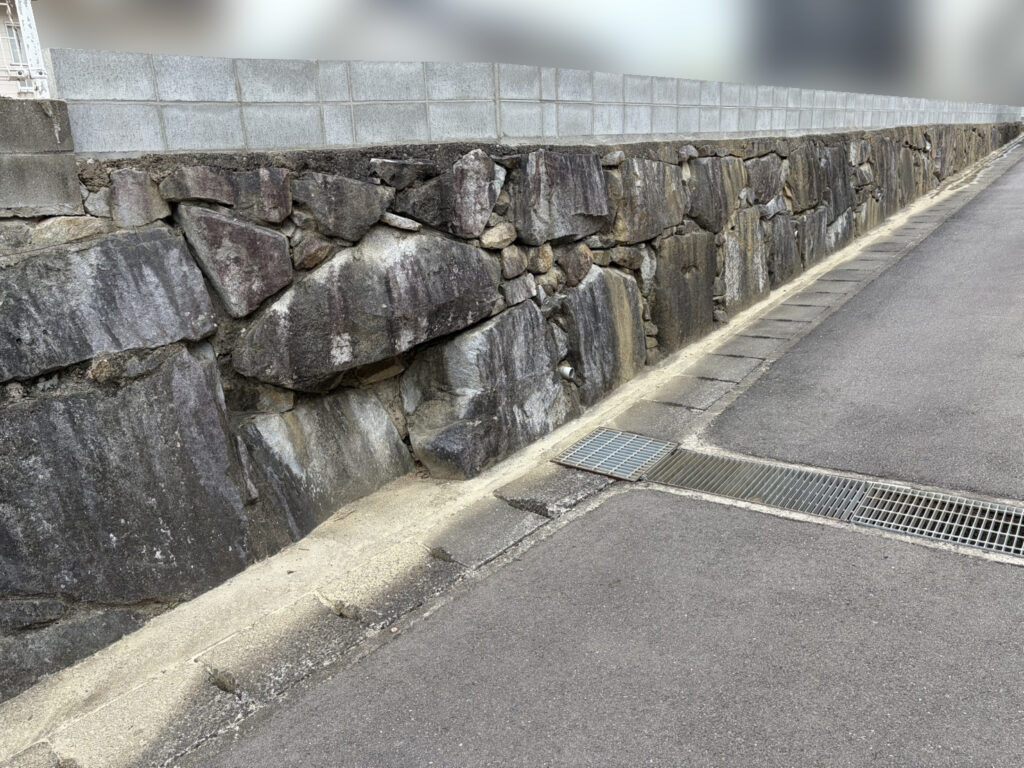 【綾川町Ｓ様邸】庭リフォーム工事㊗完工｜なだらかな入口・広々駐車場・行き来しやすいコンクリート道・境界ブロック完成 (株)カインズガーデン