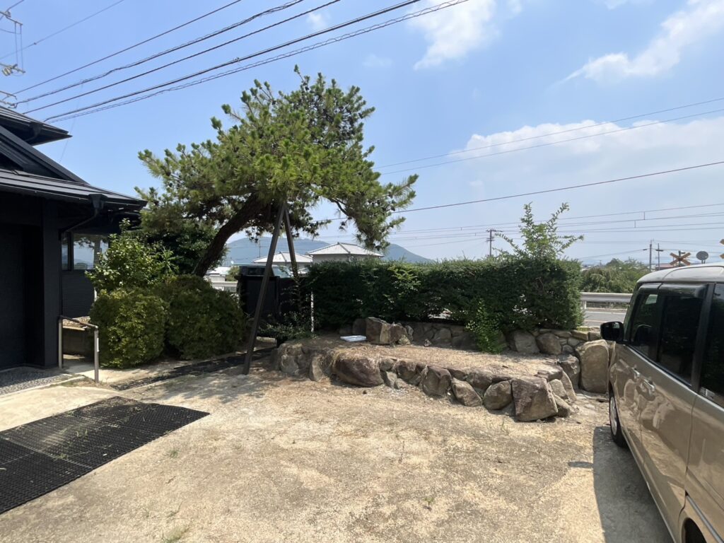 【高松市Ｈ様邸】庭仕舞い工事着工⛑｜生垣や庭木撤去し、駐車場・目隠しフェンスや雑草対策をします (株)カインズガーデン