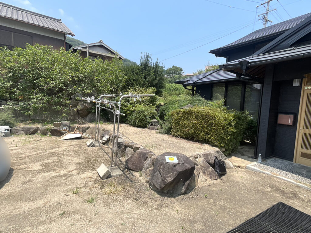 【高松市Ｈ様邸】庭仕舞い工事着工⛑｜生垣や庭木撤去し、駐車場・目隠しフェンスや雑草対策をします (株)カインズガーデン