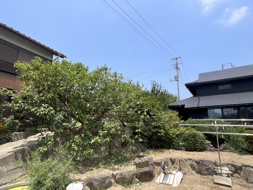 【高松市Ｈ様邸】庭仕舞い工事着工⛑｜生垣や庭木撤去し、駐車場・目隠しフェンスや雑草対策をします (株)カインズガーデン