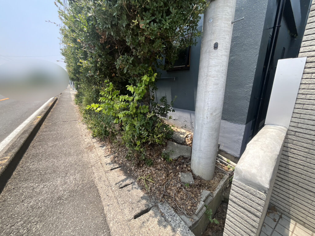 【高松市Ｈ様邸】庭仕舞い工事着工⛑｜生垣や庭木撤去し、駐車場・目隠しフェンスや雑草対策をします (株)カインズガーデン
