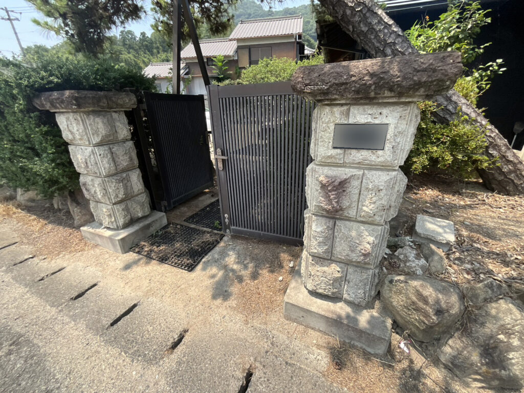 【高松市Ｈ様邸】庭仕舞い工事着工⛑｜生垣や庭木撤去し、駐車場・目隠しフェンスや雑草対策をします (株)カインズガーデン