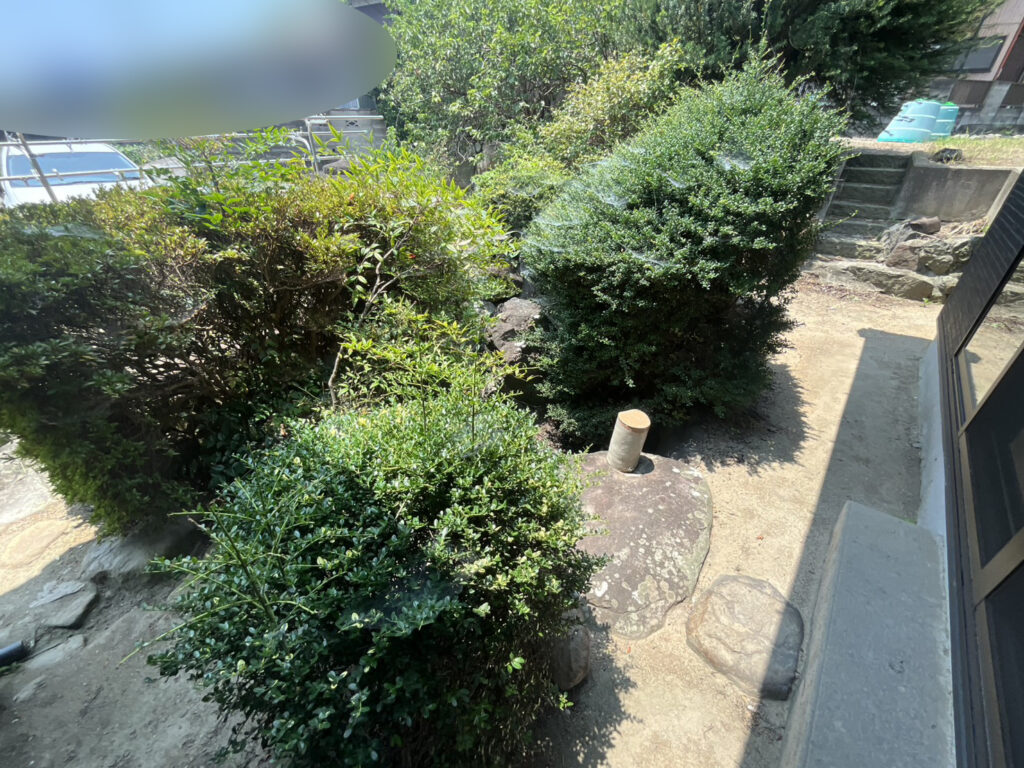 【高松市Ｈ様邸】庭仕舞い工事着工⛑｜生垣や庭木撤去し、駐車場・目隠しフェンスや雑草対策をします (株)カインズガーデン