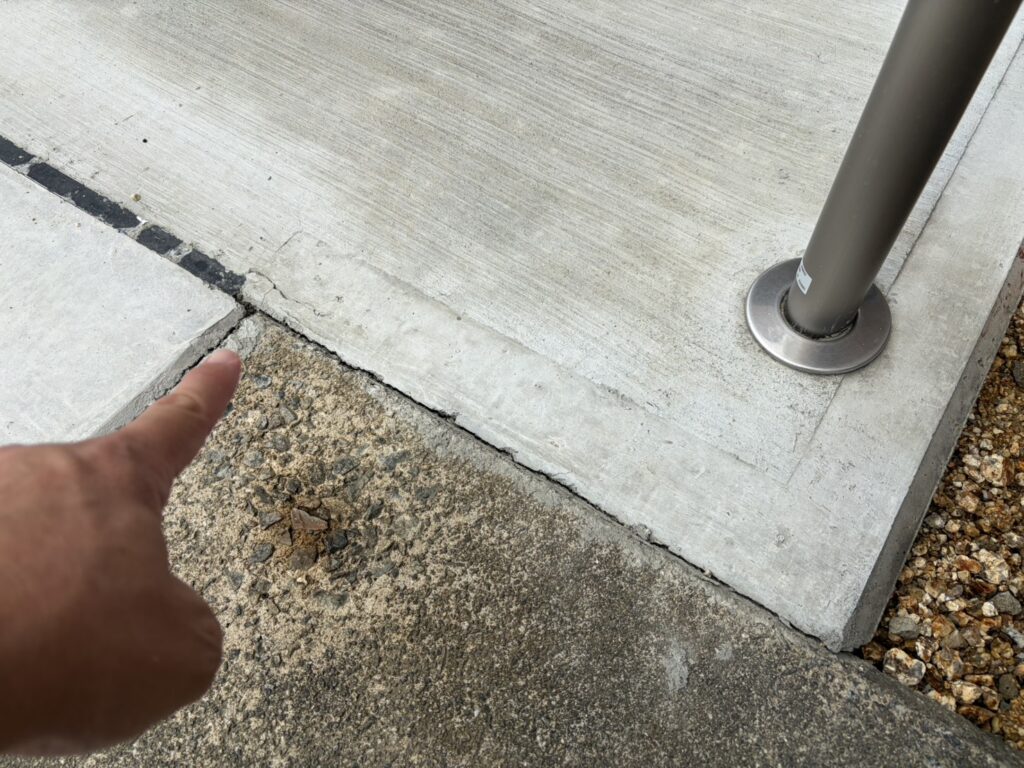 【丸亀市Ｔ様邸】駐車場＆庭リフォーム工事㊗完工｜広々駐車場・安全スロープ・快適テラス等完成 (株)カインズガーデン