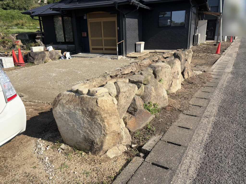 【高松市Ｈ様邸】庭リフォーム工事｜駐車スペース鋤取り完了！カーポート柱・目隠しフェンス柱を建てます (株)カインズガーデン
