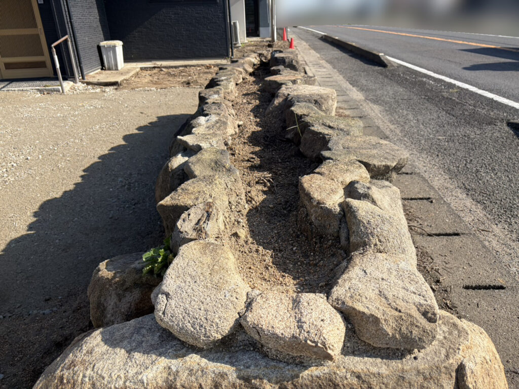 【高松市Ｈ様邸】庭リフォーム工事｜駐車スペース鋤取り完了！カーポート柱・目隠しフェンス柱を建てます (株)カインズガーデン