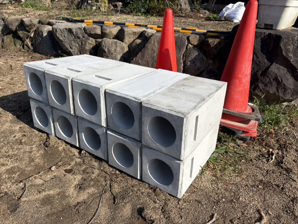 【高松市Ｈ様邸】庭リフォーム工事｜駐車スペース鋤取り完了！カーポート柱・目隠しフェンス柱を建てます (株)カインズガーデン