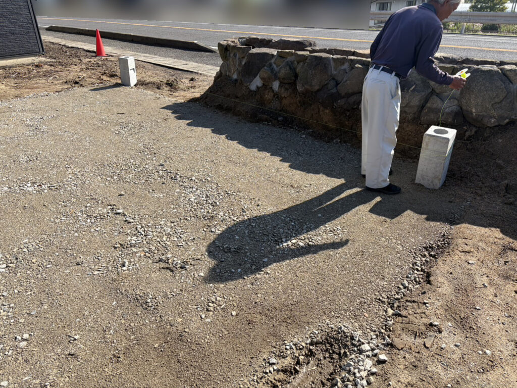【高松市Ｈ様邸】庭リフォーム工事｜駐車スペース鋤取り完了！カーポート柱・目隠しフェンス柱を建てます (株)カインズガーデン