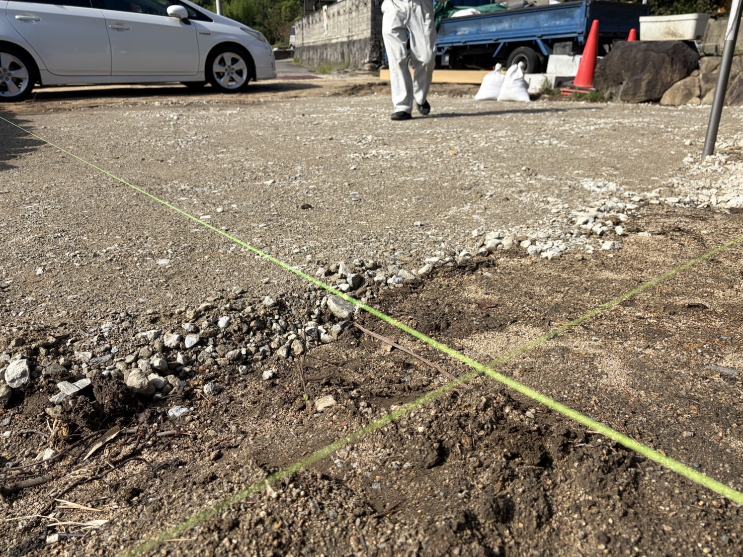 【高松市Ｈ様邸】庭リフォーム工事｜駐車スペース鋤取り完了！カーポート柱・目隠しフェンス柱を建てます (株)カインズガーデン