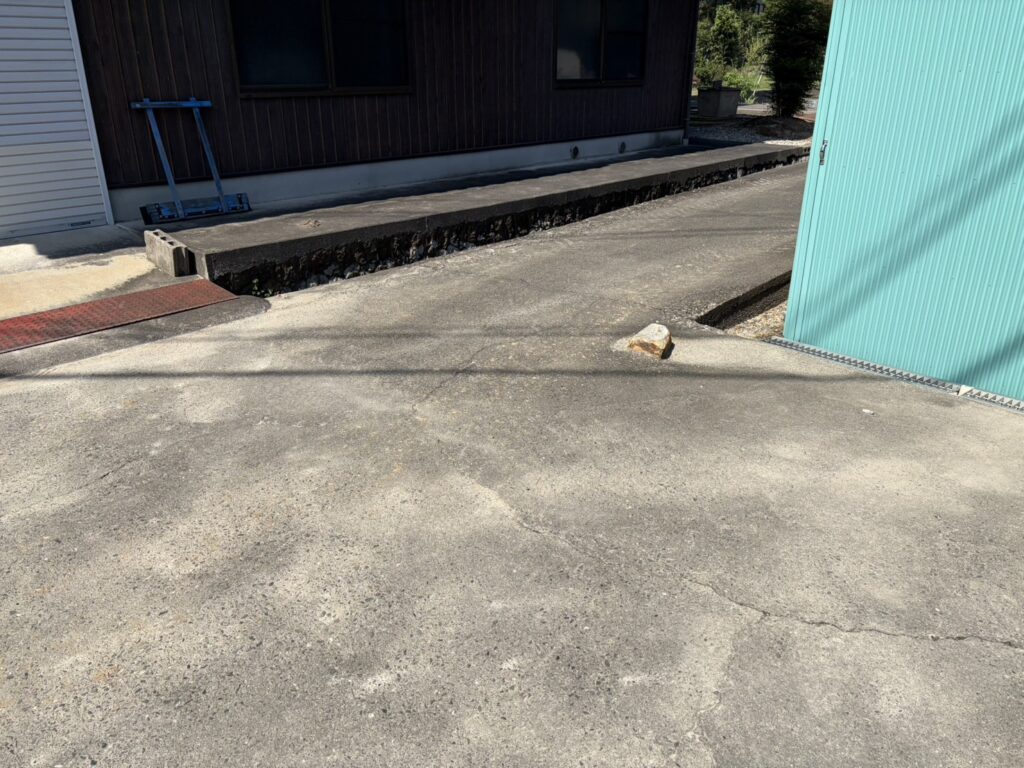 【丸亀市Ｓ様邸】庭リフォーム工事｜正面片側の塗り壁撤去完了。道や敷地内ブロック片も綺麗に撤去中 (株)カインズガーデン