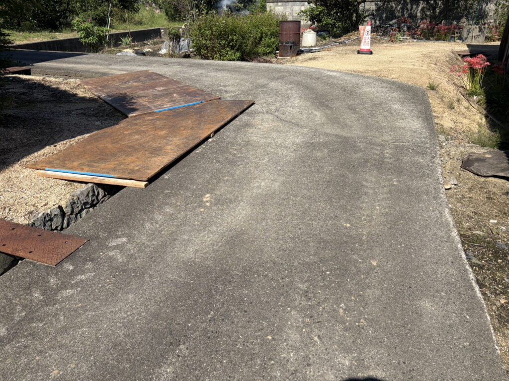 【丸亀市Ｓ様邸】庭リフォーム工事｜正面片側の塗り壁撤去完了。道や敷地内ブロック片も綺麗に撤去中 (株)カインズガーデン