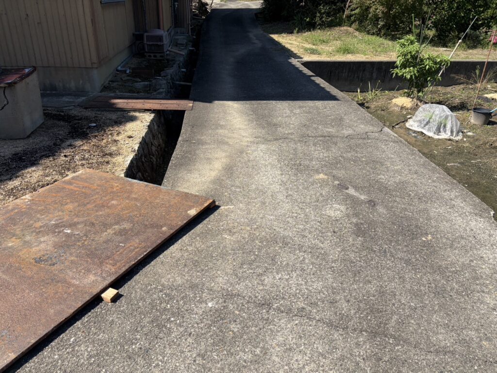 【丸亀市Ｓ様邸】庭リフォーム工事｜正面片側の塗り壁撤去完了。道や敷地内ブロック片も綺麗に撤去中 (株)カインズガーデン