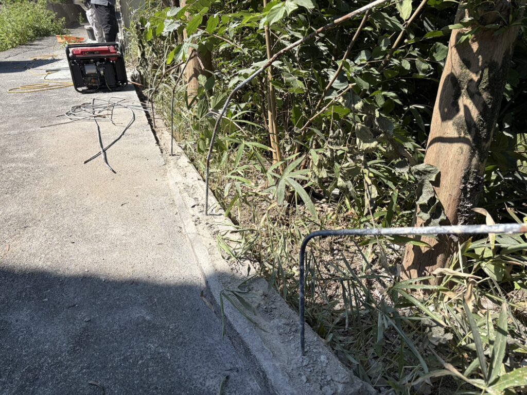 【丸亀市Ｓ様邸】庭リフォーム工事｜正面片側の塗り壁撤去完了。道や敷地内ブロック片も綺麗に撤去中 (株)カインズガーデン