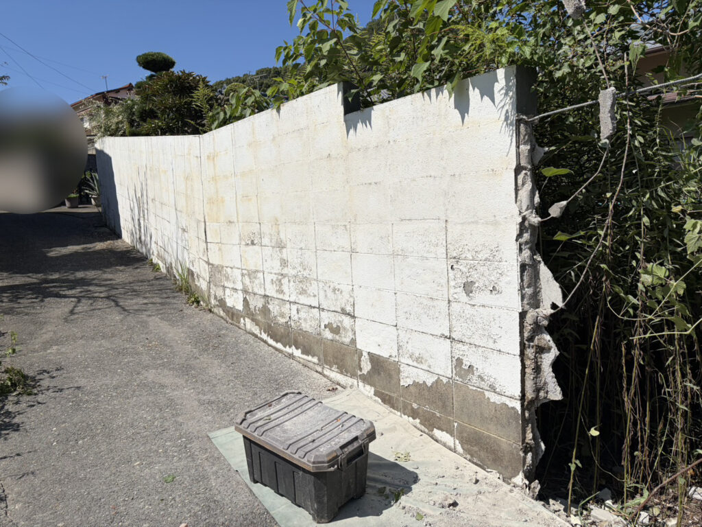 【丸亀市Ｓ様邸】庭リフォーム工事｜正面片側の塗り壁撤去完了。道や敷地内ブロック片も綺麗に撤去中 (株)カインズガーデン