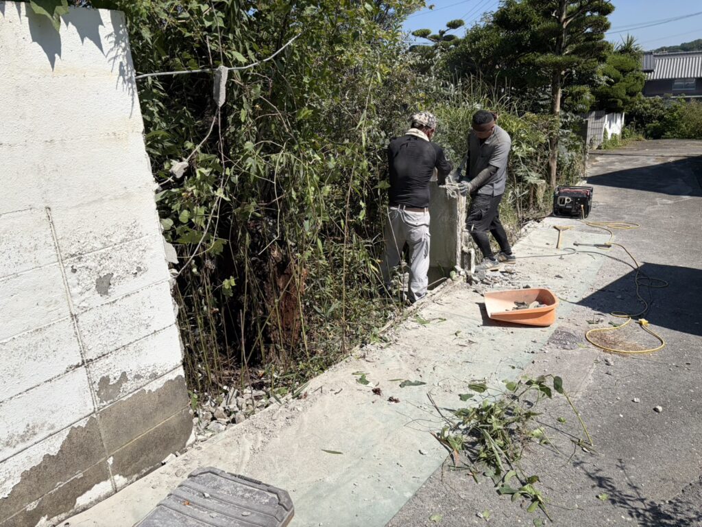 【丸亀市Ｓ様邸】庭リフォーム工事｜正面片側の塗り壁撤去完了。道や敷地内ブロック片も綺麗に撤去中 (株)カインズガーデン