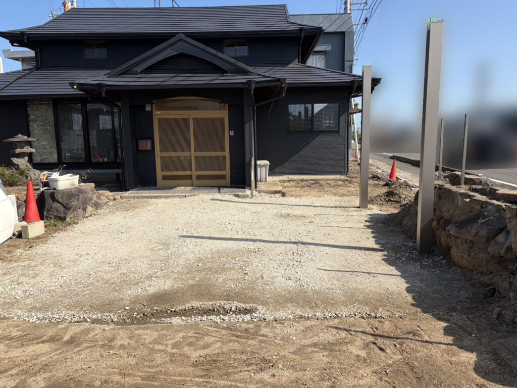 【高松市Ｈ様邸】庭リフォーム工事｜駐車スペース鋤取り完了！カーポート柱・目隠しフェンス柱を建てます (株)カインズガーデン