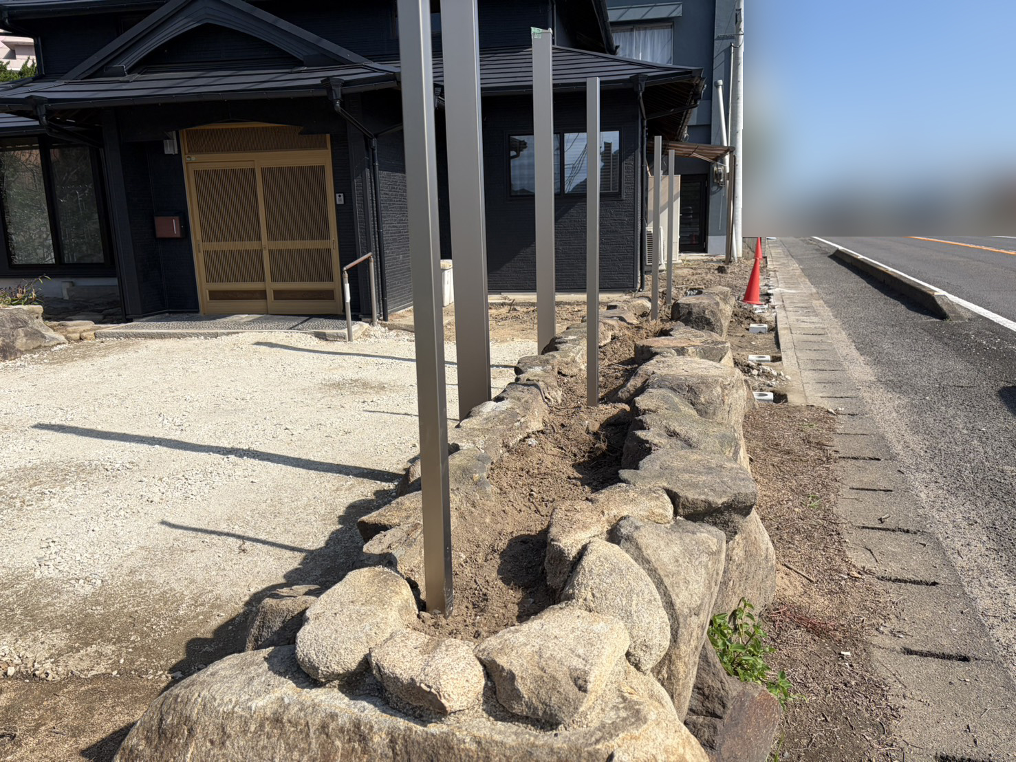 【高松市Ｈ様邸】庭リフォーム工事｜駐車スペース鋤取り完了！カーポート柱・目隠しフェンス柱を建てます (株)カインズガーデン