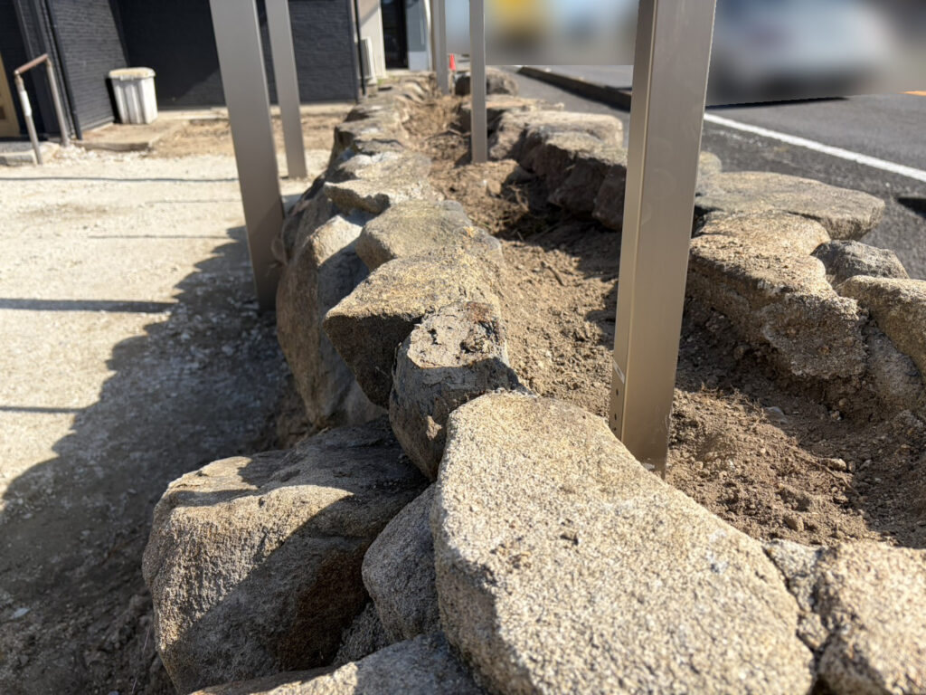 【高松市Ｈ様邸】庭リフォーム工事｜駐車スペース鋤取り完了！カーポート柱・目隠しフェンス柱を建てます (株)カインズガーデン