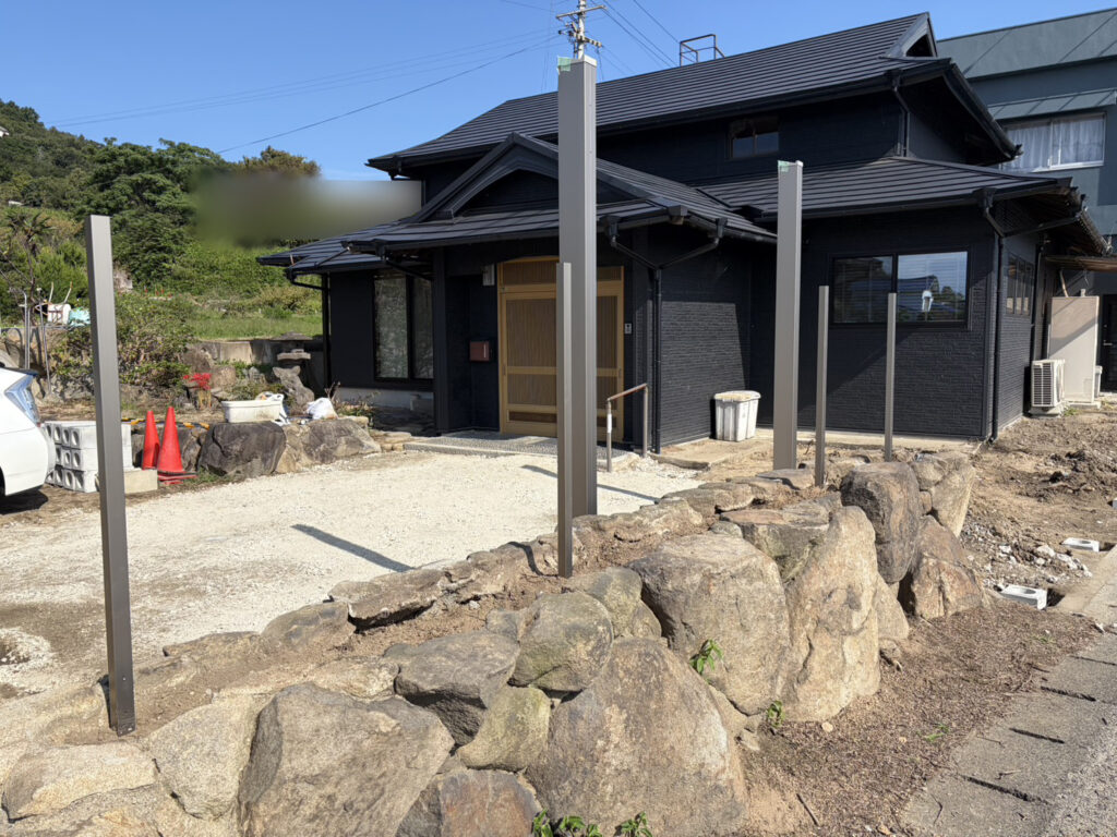 【高松市Ｈ様邸】庭リフォーム工事｜駐車スペース鋤取り完了！カーポート柱・目隠しフェンス柱を建てます (株)カインズガーデン