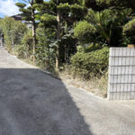 【丸亀市Ｓ様邸】庭リフォーム工事｜正面片側の塗り壁撤去完了。道や敷地内ブロック片も綺麗に撤去中 (株)カインズガーデン