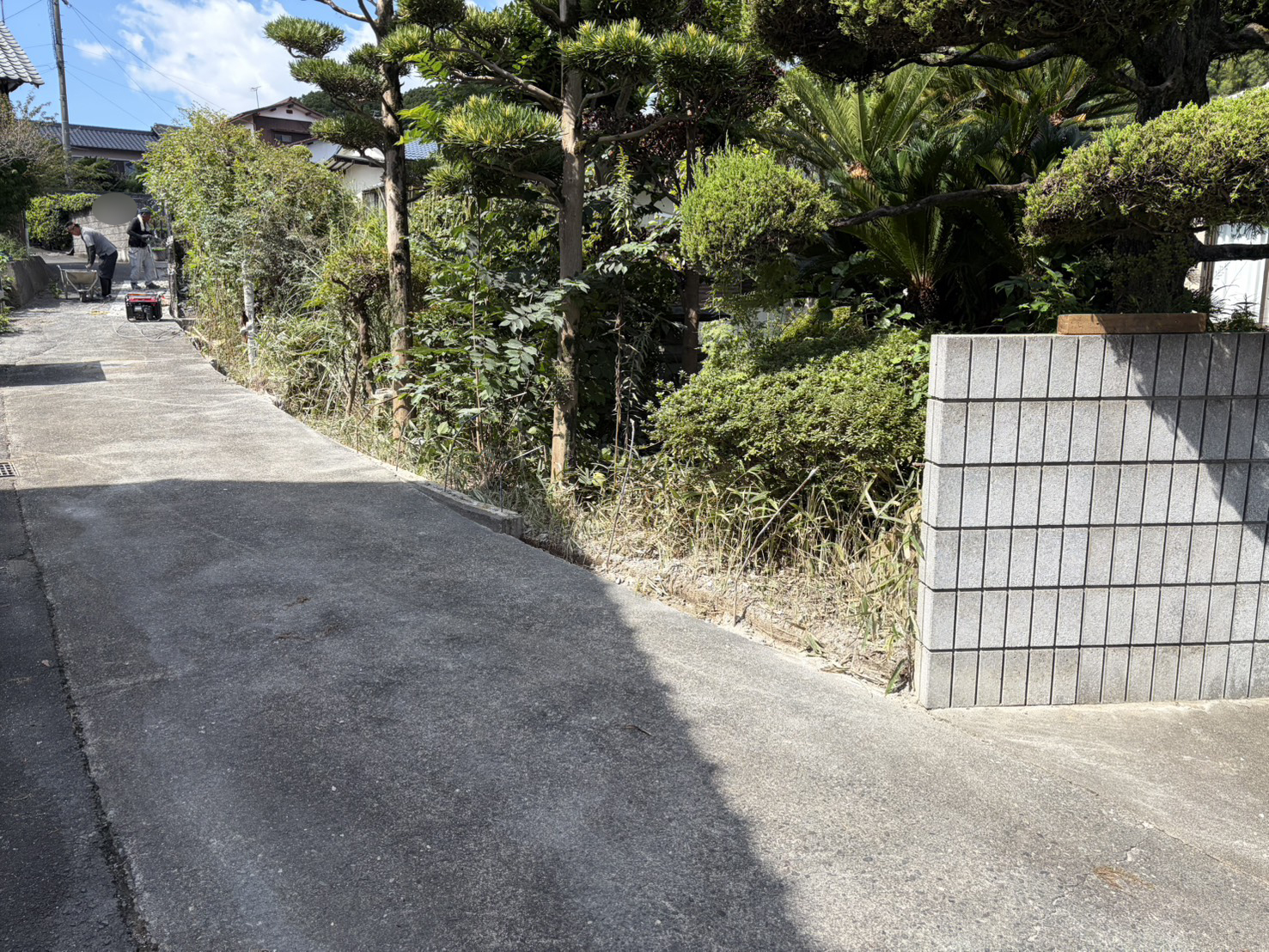 【丸亀市Ｓ様邸】庭リフォーム工事｜正面片側の塗り壁撤去完了。道や敷地内ブロック片も綺麗に撤去中 (株)カインズガーデン