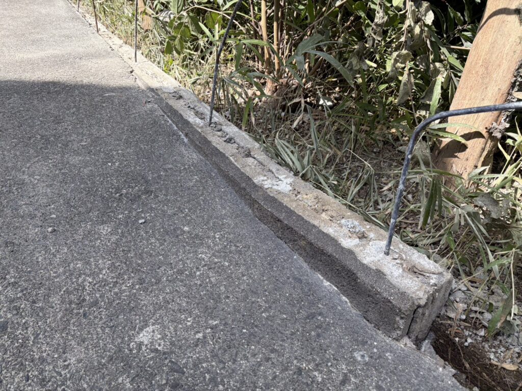 【丸亀市Ｓ様邸】庭リフォーム工事｜正面片側の塗り壁撤去完了。道や敷地内ブロック片も綺麗に撤去中 (株)カインズガーデン