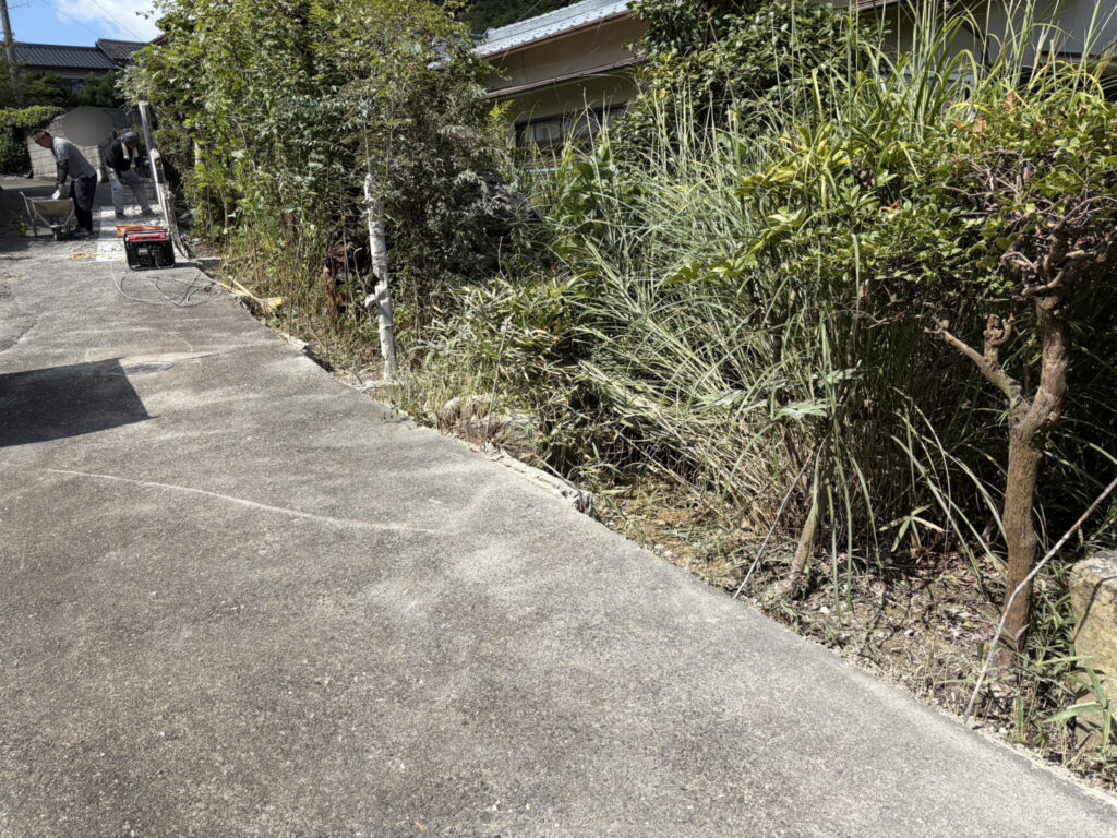 【丸亀市Ｓ様邸】庭リフォーム工事｜正面片側の塗り壁撤去完了。道や敷地内ブロック片も綺麗に撤去中 (株)カインズガーデン