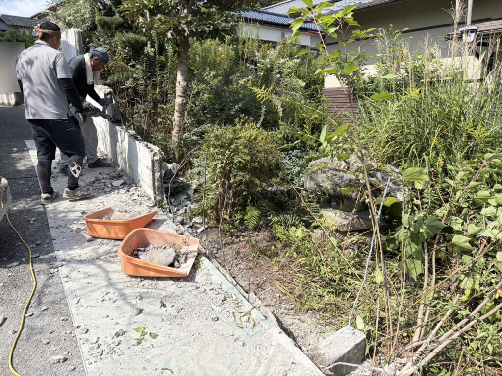 【丸亀市Ｓ様邸】庭リフォーム工事｜正面片側の塗り壁撤去完了。道や敷地内ブロック片も綺麗に撤去中 (株)カインズガーデン