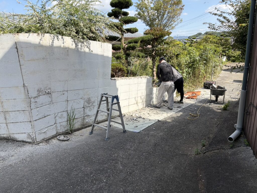 【丸亀市Ｓ様邸】庭リフォーム工事｜正面片側の塗り壁撤去完了。道や敷地内ブロック片も綺麗に撤去中 (株)カインズガーデン