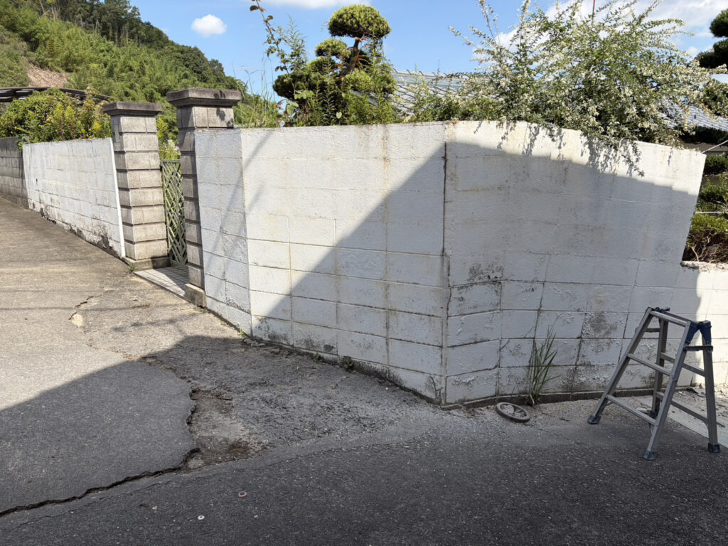 【丸亀市Ｓ様邸】庭リフォーム工事｜正面片側の塗り壁撤去完了。道や敷地内ブロック片も綺麗に撤去中 (株)カインズガーデン