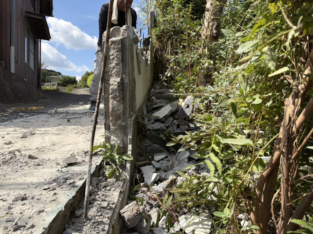 【丸亀市Ｓ様邸】庭リフォーム工事｜正面片側の塗り壁撤去完了。道や敷地内ブロック片も綺麗に撤去中 (株)カインズガーデン