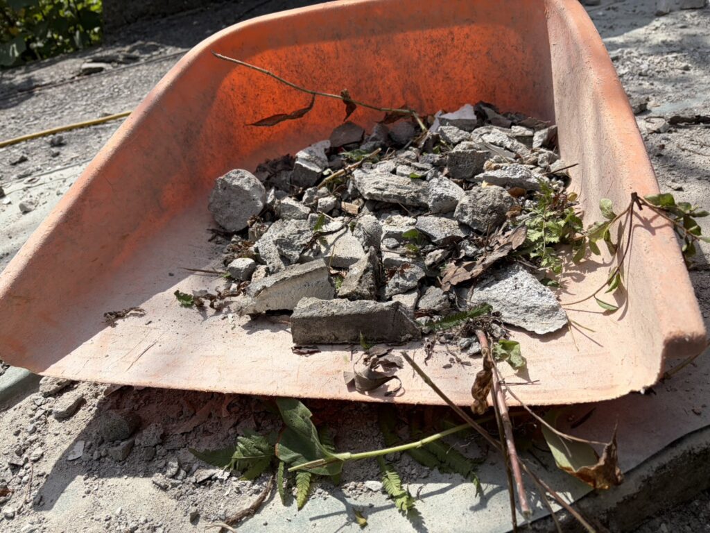 【丸亀市Ｓ様邸】庭リフォーム工事｜正面片側の塗り壁撤去完了。道や敷地内ブロック片も綺麗に撤去中 (株)カインズガーデン
