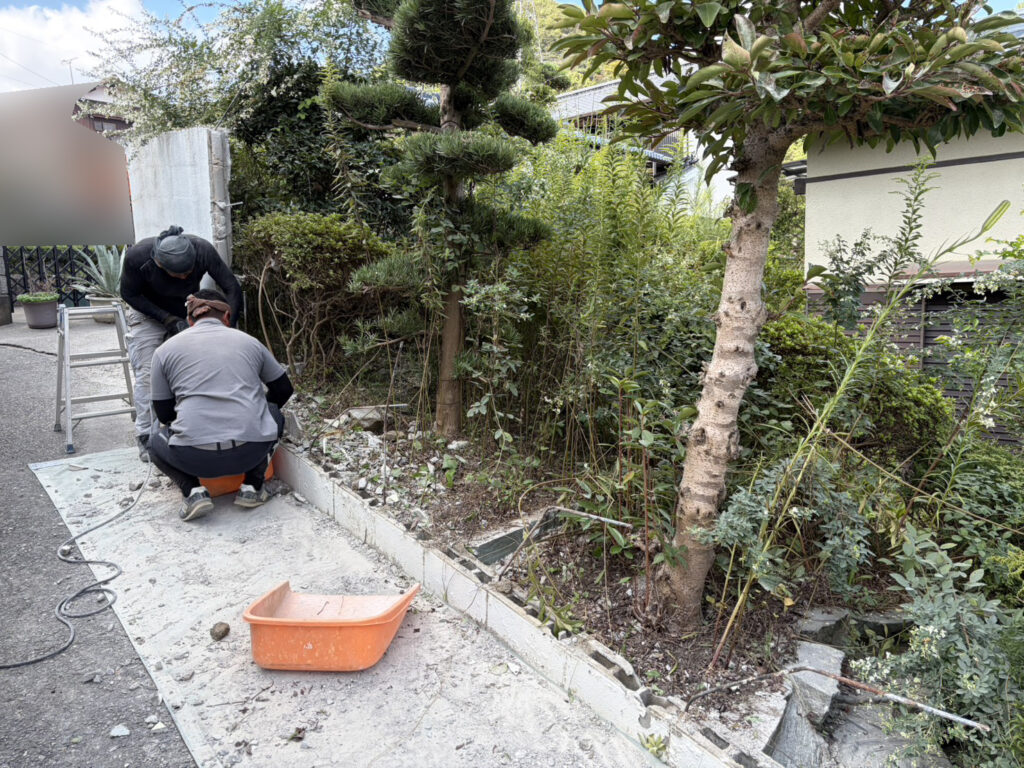 【丸亀市Ｓ様邸】庭リフォーム工事｜正面片側の塗り壁撤去完了。道や敷地内ブロック片も綺麗に撤去中 (株)カインズガーデン