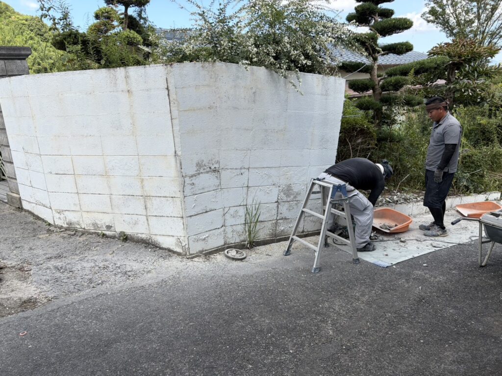 【丸亀市Ｓ様邸】庭リフォーム工事｜正面片側の塗り壁撤去完了。道や敷地内ブロック片も綺麗に撤去中 (株)カインズガーデン